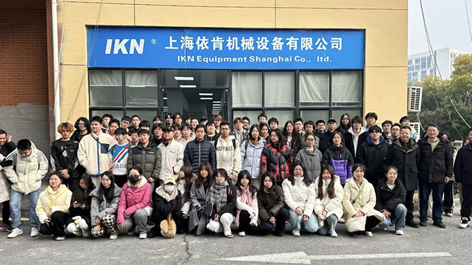 熱烈歡迎上海某高?；は到淌诩皩W(xué)生蒞臨我司參觀指導(dǎo)